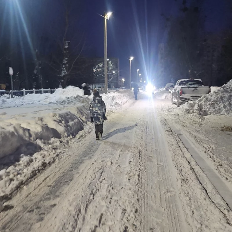 Вдоль Чонгарской не расчищены тротуары. В старшую школу СШ #1 дети идут по проезжей части
