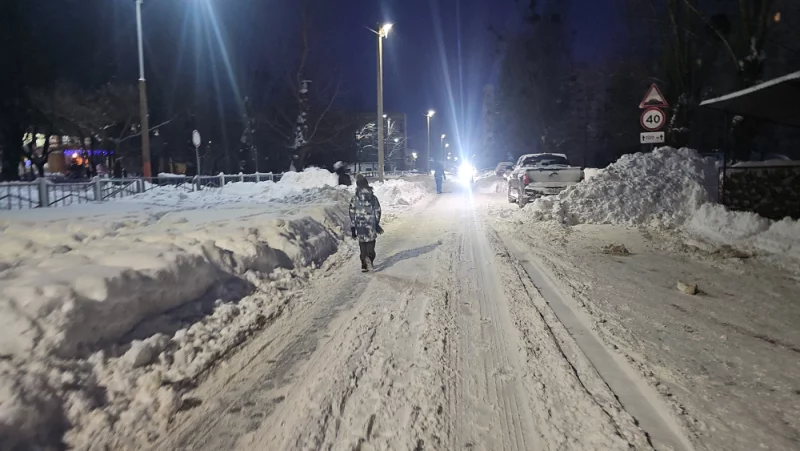Вдоль Чонгарской не расчищены тротуары. В старшую школу СШ #1 дети идут по проезжей части