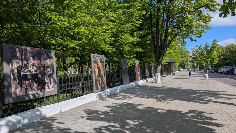 «Время помнить»: большая выставка картин на Социалистической к 80-летию Победы. Фотофакт