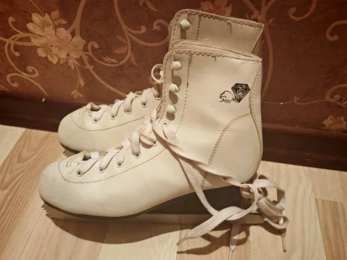 Коньки фигурные Размер 39 цена 50 руб