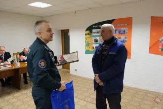 Водитель «Спецавтопредприятия» спас женщин из горящего дома и получил благодарность от МЧС