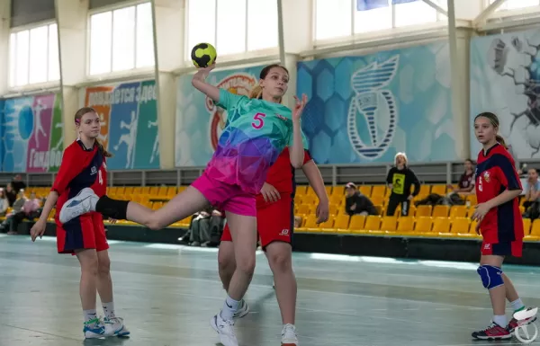 Команда из Бобруйска стала победителем турнира «Стремительный мяч» среди девушек