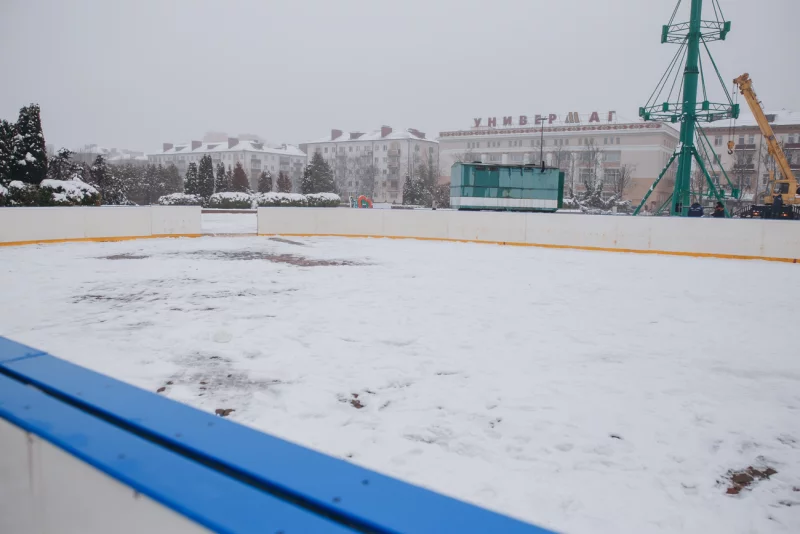 Монтаж главной елки Бобруйска и катка на площади Ленина. Фотофакт