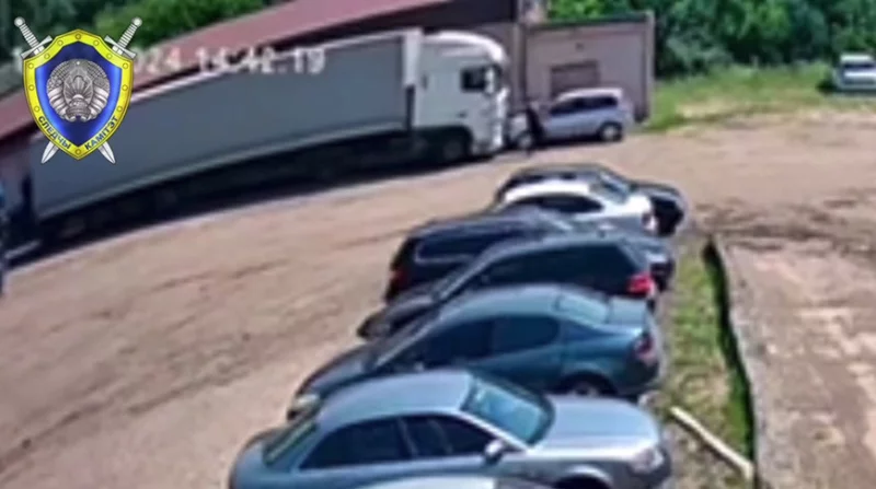 В Бобруйске под колеса фуры попал дальнобойщик