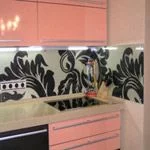 Современное оформление кухонного фартука с помощью стеклянных панелей