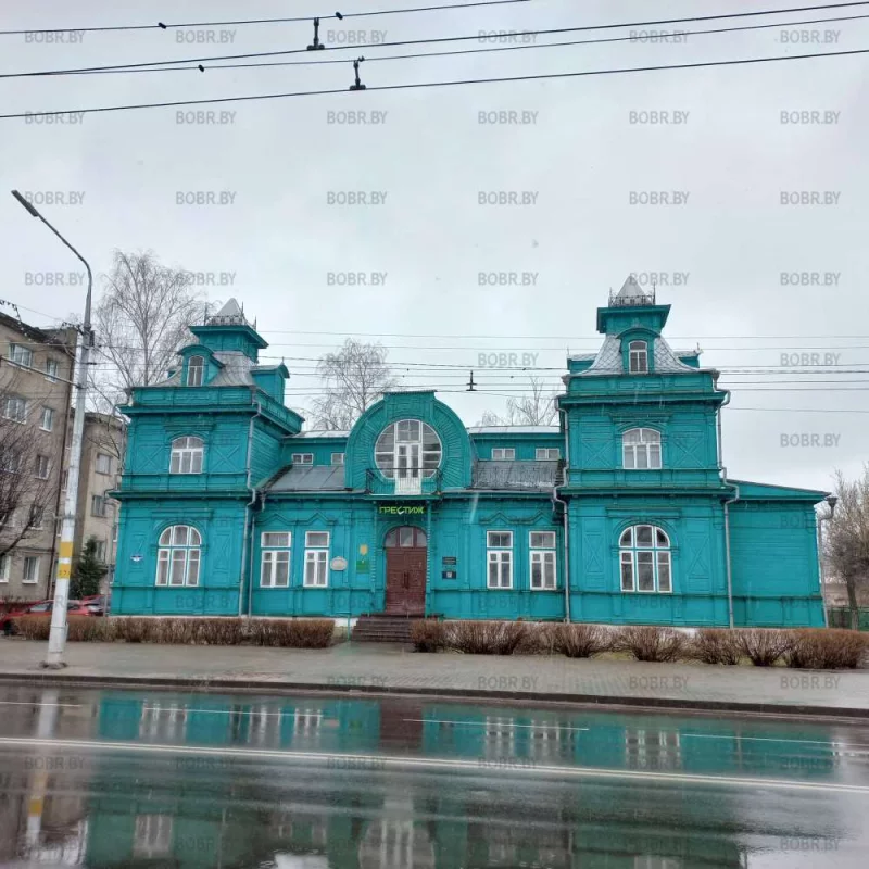 Библиотеке тут не место, т.к. аварийное здание, однако Престижу место нашлось