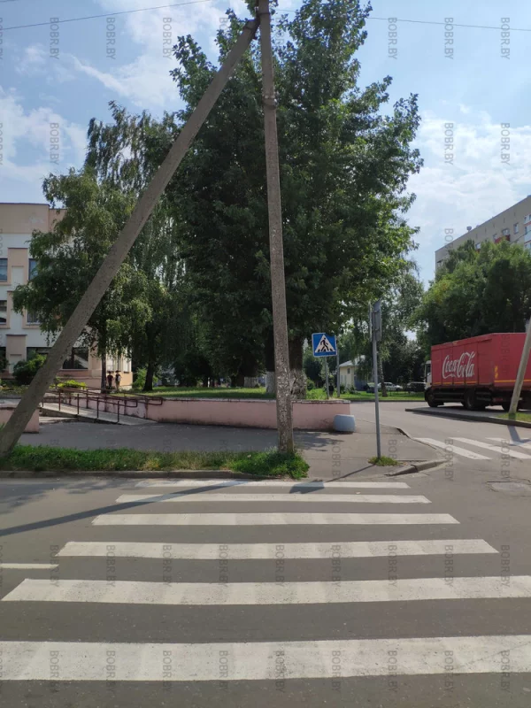 Самый узкий пешеходный переход в городе, наверное только для худых людей.