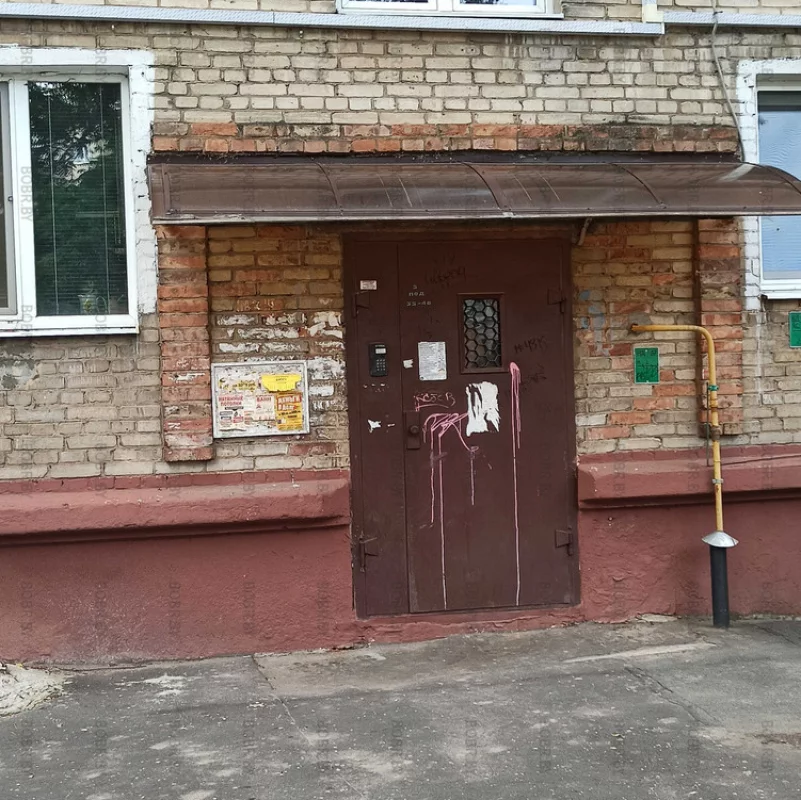 Типичная картина подъездной зоны подавляющего большинства дворов, увы..