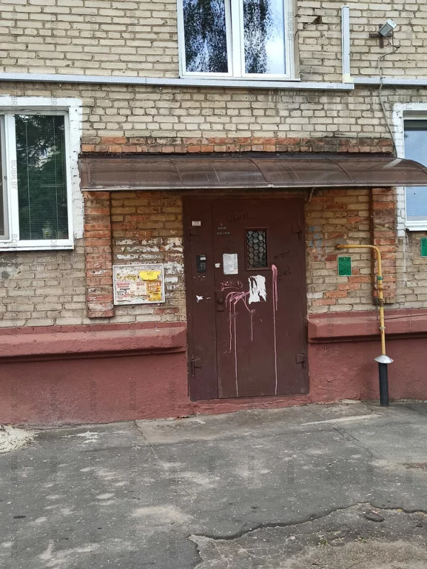 Типичная картина подъездной зоны подавляющего большинства дворов, увы..