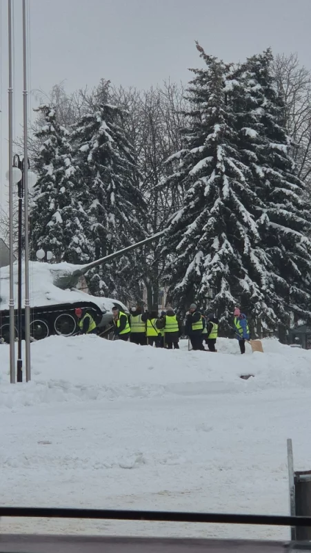 Танку проезд расчищают