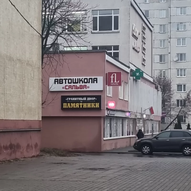 Забавное сочетание реклам, сначала учишься в автошколе,  а потом тебе заказывают памятник...