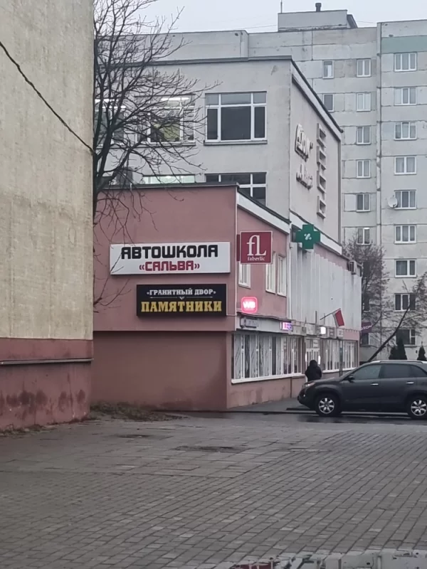 забавное сочетание реклам, сначала учишься в автошколе, а потом тебе заказывают памятник...