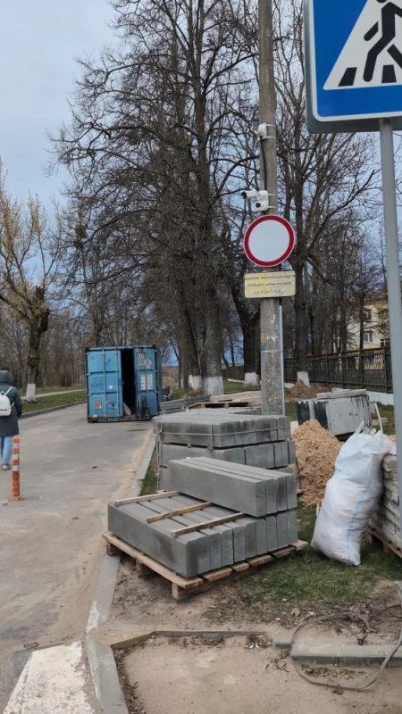 Спуск к санаторке И где это будут класть плитку? Вместо асфальта или рядом?
