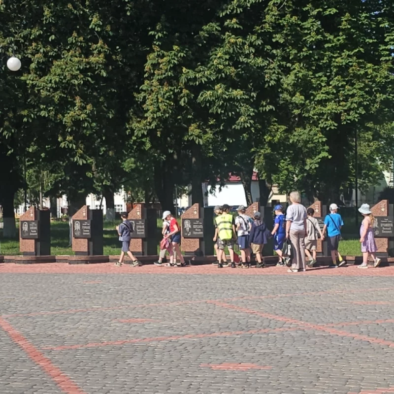 Школьников знакомят с героями