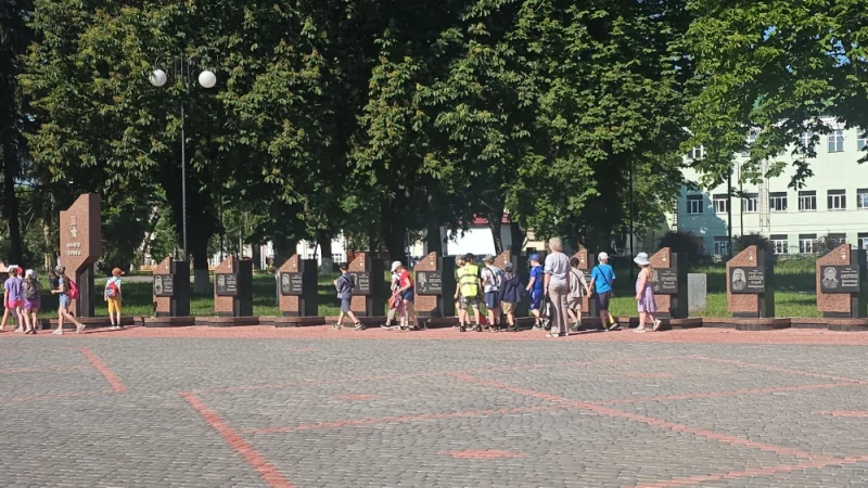 Школьников знакомят с героями