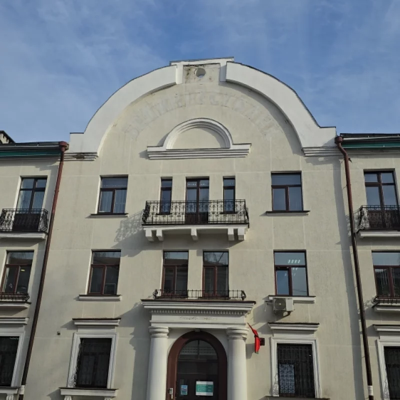 Здание вроде бы продавалось, но уже сняли вывеску. Чтобы это значило.