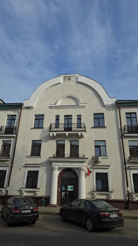Здание вроде бы продавалось, но уже сняли вывеску. Чтобы это значило.