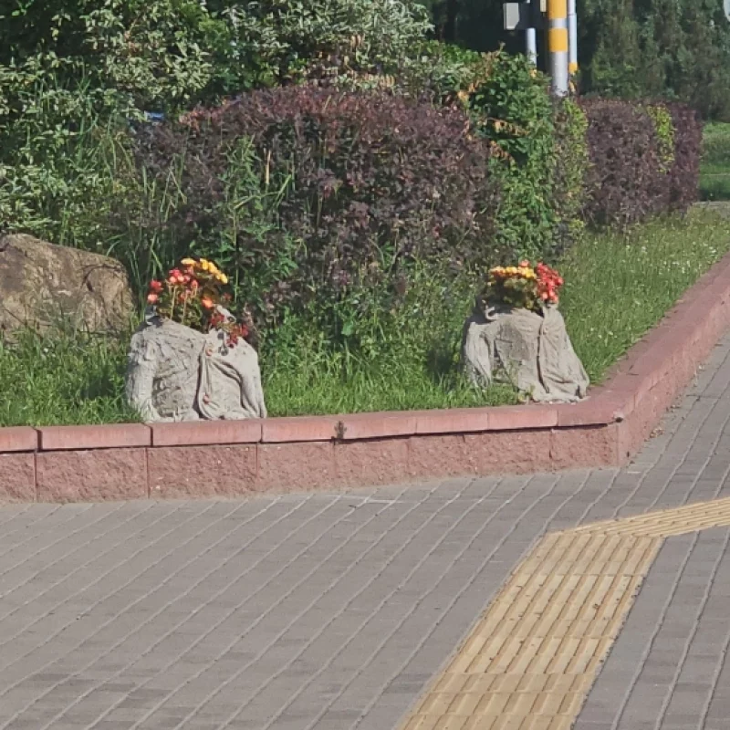 Забавные и немного пугающие клумбы