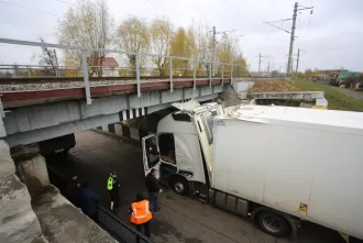 Фура застряла под железнодорожным мостом в Бобруйске