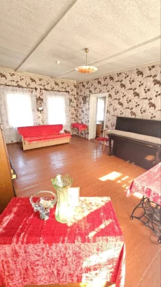 Часть жилого деревянного дома в городе