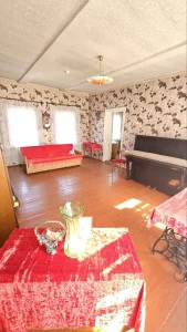 Часть жилого деревянного дома в городе