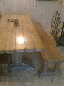 Стол и скамьи из дуба