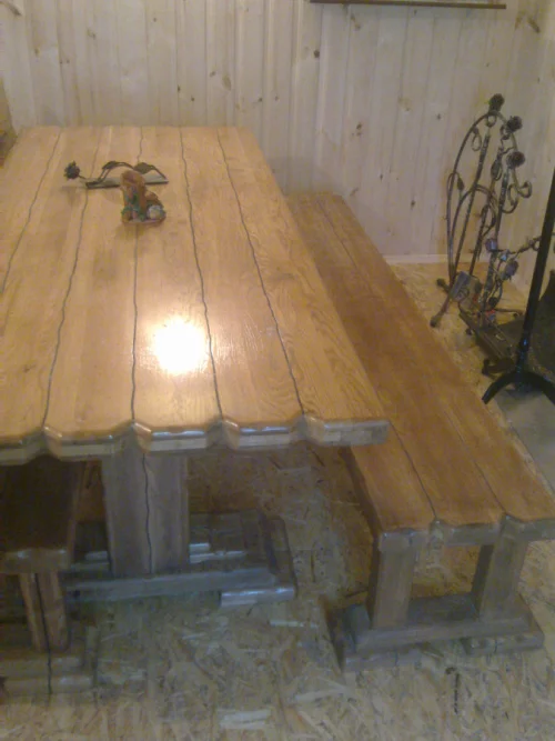 Стол и скамьи из дуба