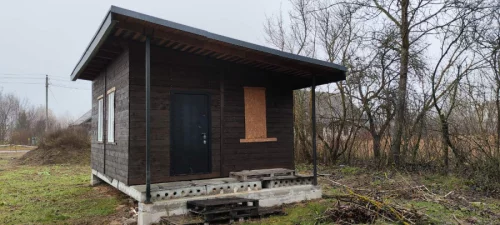 Не достроенный дом с участком 25 соток в д. Ломы