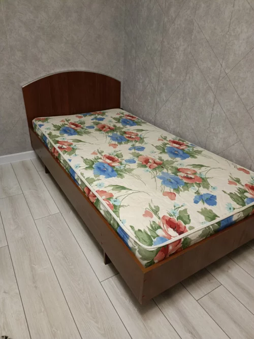 Кровать с матрасом