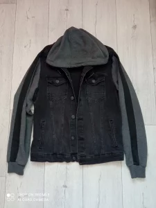 Фабричная джинсовая куртка