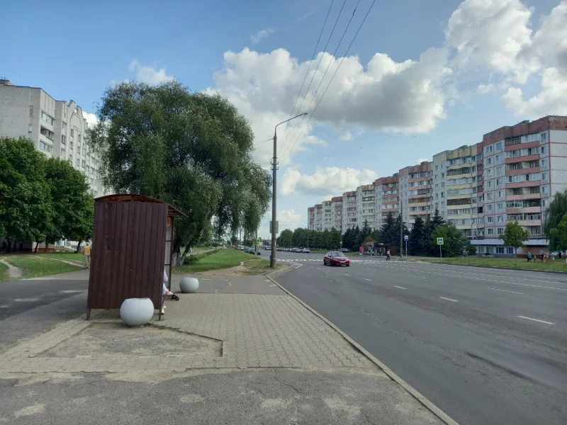 Кто следит за чистотой остановок общественного транспорта в городе? Спрашивают читатели