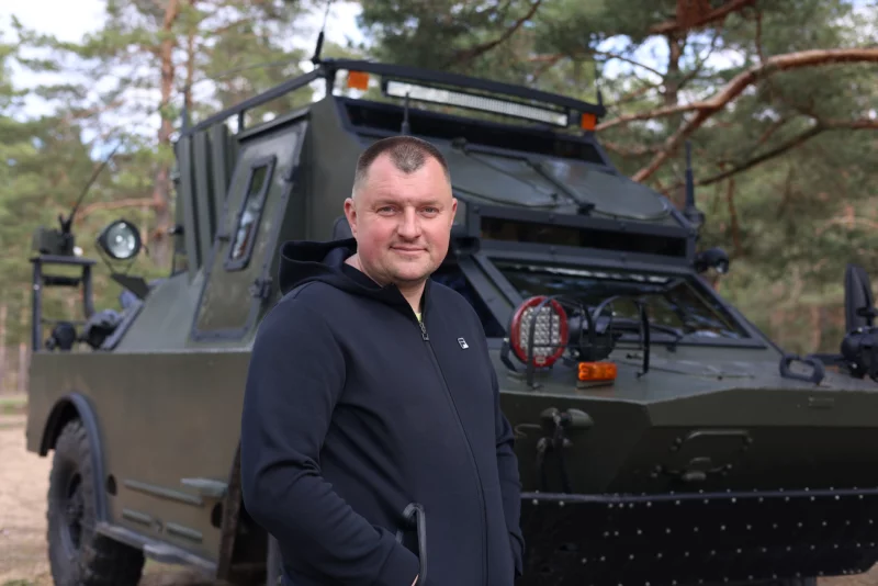 Бобруйчанин купил броневик-амфибию и катает на нем семью по выходным