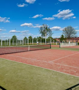 Большой теннис и мини футбольное поле около Ледового дворца.