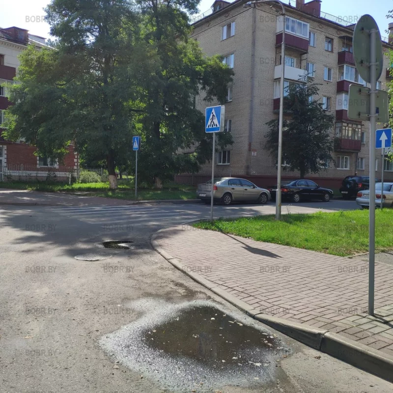 Перекрёсток, с которого убрали мусорки, после того как на 115l Я попросил чтобы мусорки покрасили. Вывод не просите пожалуйста чтобы ваши мусорки покрасили, иначе их просто демонтируют. 