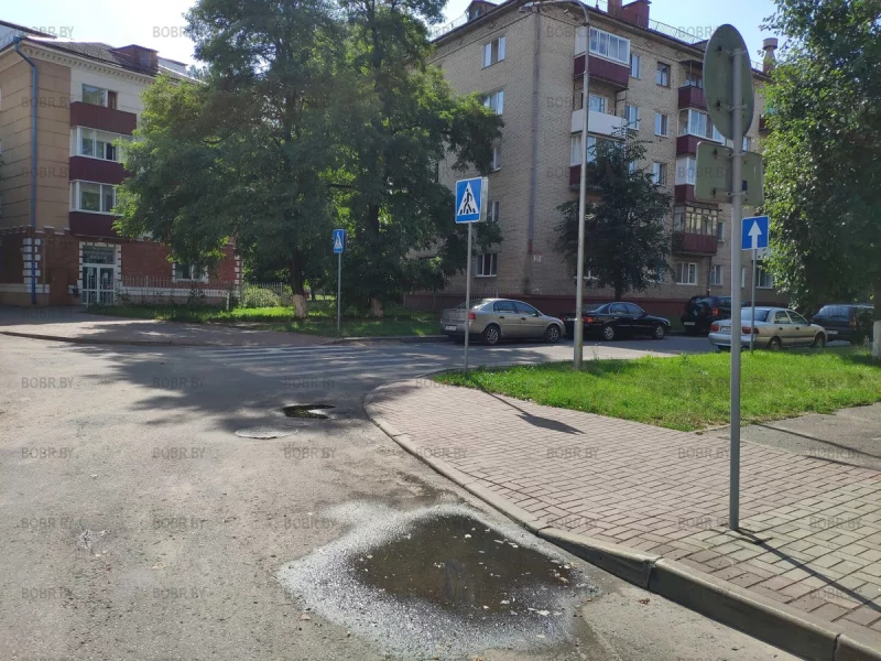 Перекрёсток, с которого убрали мусорки, после того как на 115l Я попросил чтобы мусорки покрасили. Вывод не просите пожалуйста чтобы ваши мусорки покрасили, иначе их просто демонтируют. 