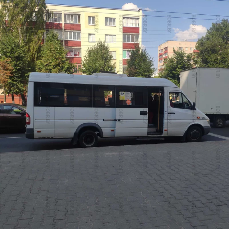 В городе так жарко, что даже маршрутки ездят с открытыми дверями.