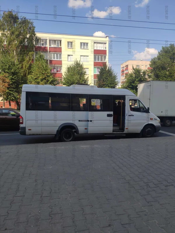 В городе так жарко, что даже маршрутки ездят с открытыми дверями.