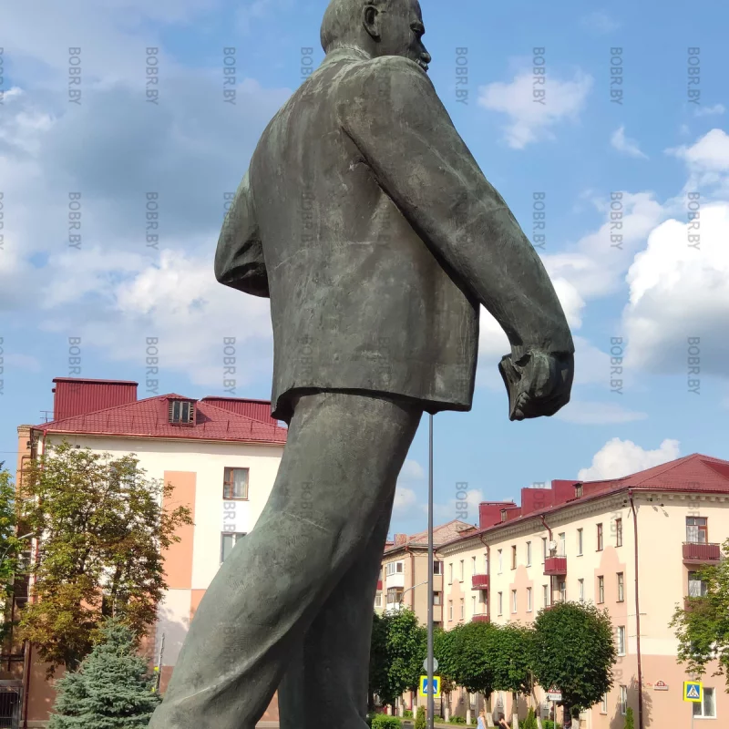 Никто не помнит, когда последний раз чистили скульптуру Ленина? Ведь это скульптура в центре города и она всегда должна быть чистая и аккуратная!