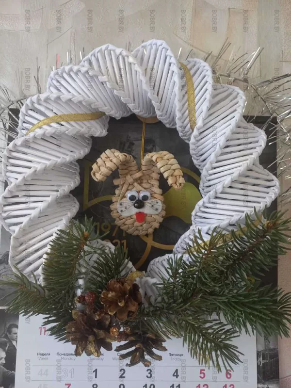 Добрый день ! Меня зовут Наталья.Люблю создавать праздничное настроение  себе и своим коллегам своими авторскими работами из бумажной лозы. Новогодняя атмосфера становится особенно завораживающей,когда в ней всё создано своими руками. 