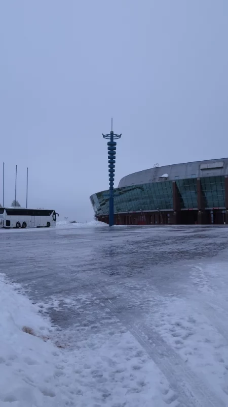 Перед Ареной настоящий каток, где-то 100 на 100 м.