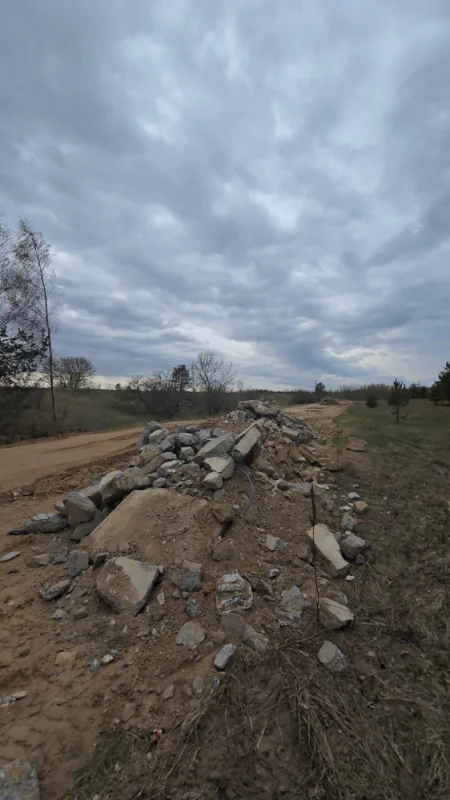 Интересно, зачем складировать или выбрасывать строительный мусор вдоль дороги?