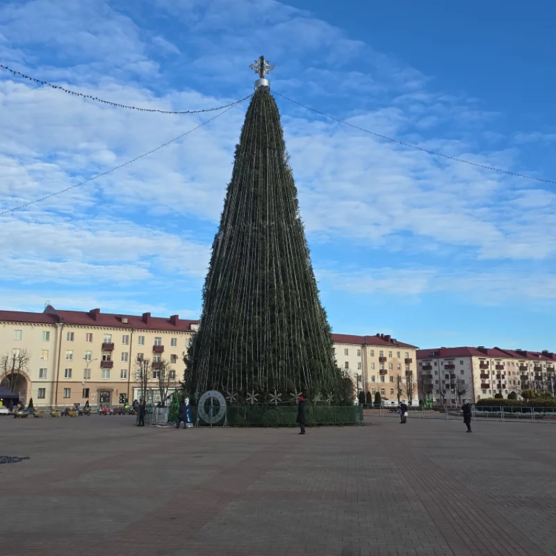 Когда уже этот новогодний конус зажгут