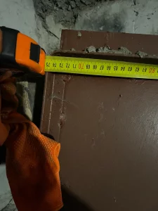 Металлическую дверь