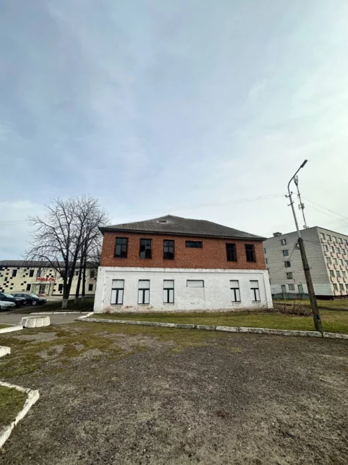 Двухэтажное здание административно-хозяйственного назначени