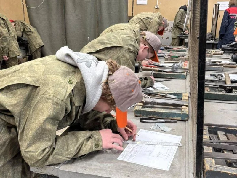 Мастерство на кончиках пальцев: юные бобруйчане соревновались в слесарном деле