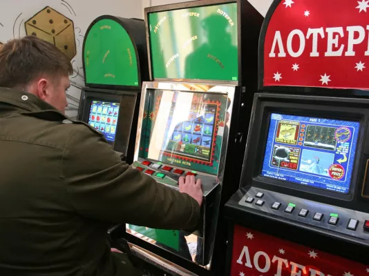 Бобруйчанин нанял рабочего, а тот украл и продал планшет, а вырученные деньги проиграл в игровых автоматах: возбуждено уголовное дело
