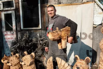 Пост с фото и заметкой о деревянных скульптурах мастера из Бобруйска завирусился в Threads