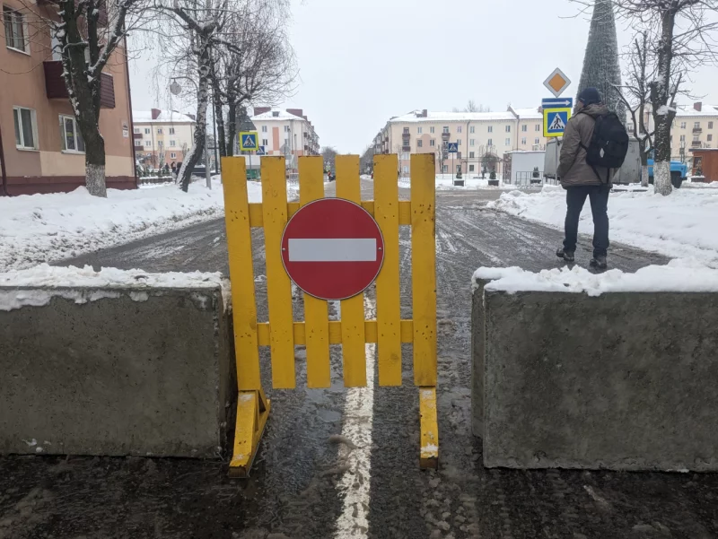 Новогодний фотофакт: площадь Ленина перекрыта для движения автомобильного транспорта