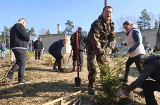 Бобруйский райисполком организовал трудовой десант по озеленению Каменской школы-интерната
