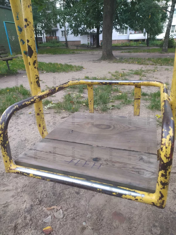 Торчящие острые гвозди на детской качели.
